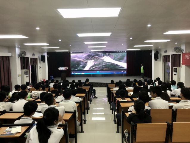 同學觀看禁毒宣傳視頻.jpg