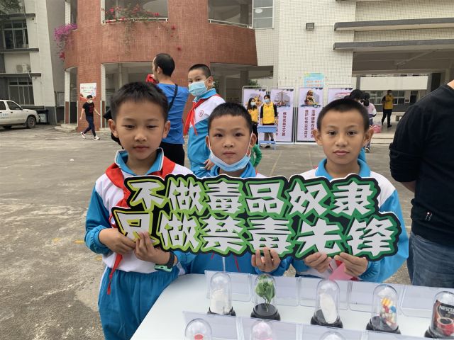 學生和KT板合影_副本.jpg