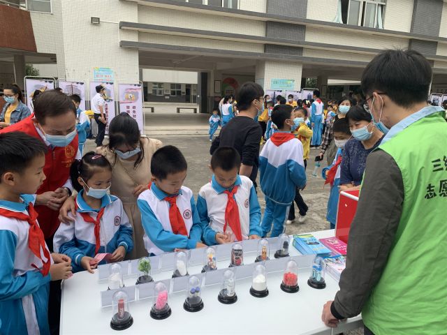 學生觀看毒品模型學習知識_副本.jpg