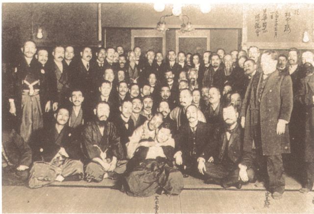 2-8、照片：孫中山在東京松本樓與日本“日華同志懇親會(huì)”的會(huì)員會(huì)晤并合影.jpg