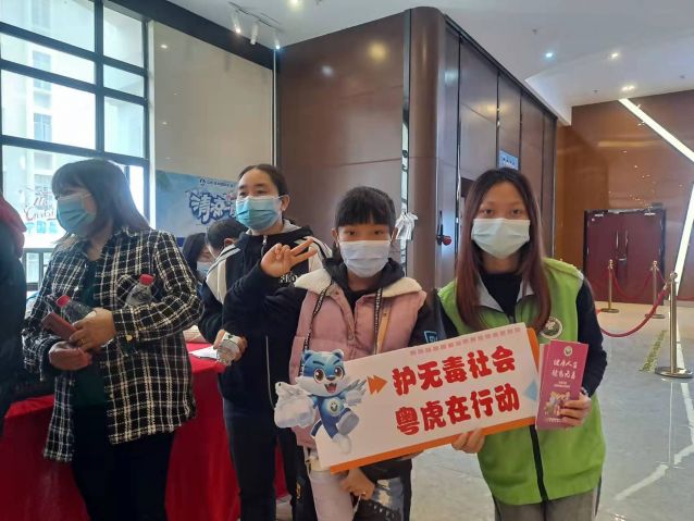 三鄉鎮開展“禁毒宣傳進影院，禁毒知識入民心”宣傳活動圖片2.jpg