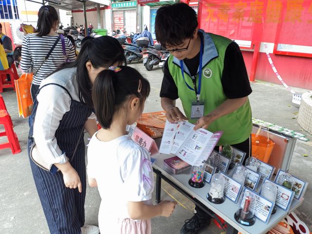 三鄉鎮開展“親子游園樂融融，大手小手齊禁毒“宣傳活動圖片4.jpg